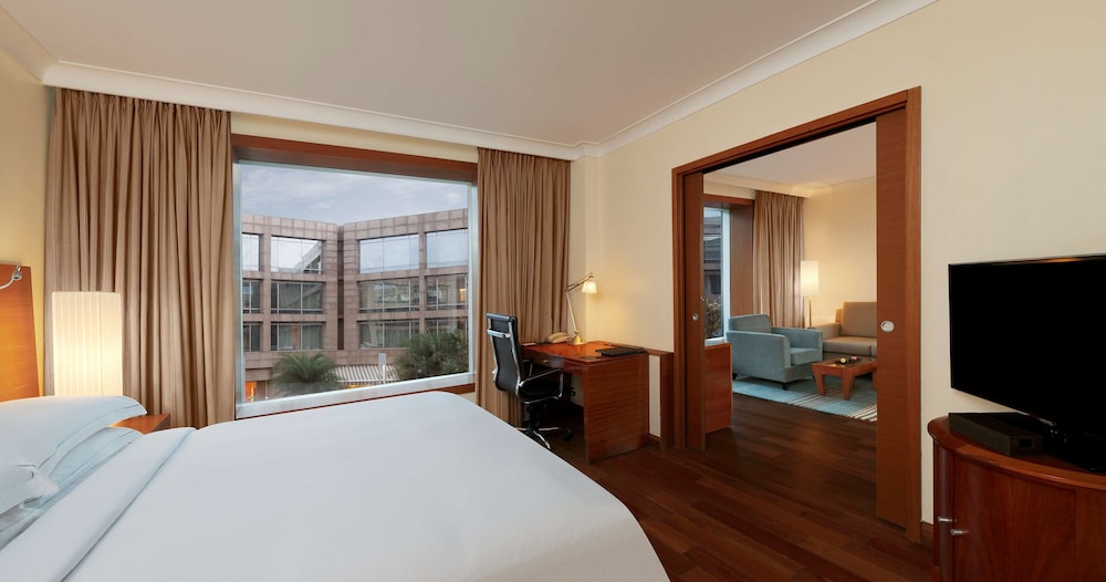 DELUXE, KING BED, KITCHENETTE
