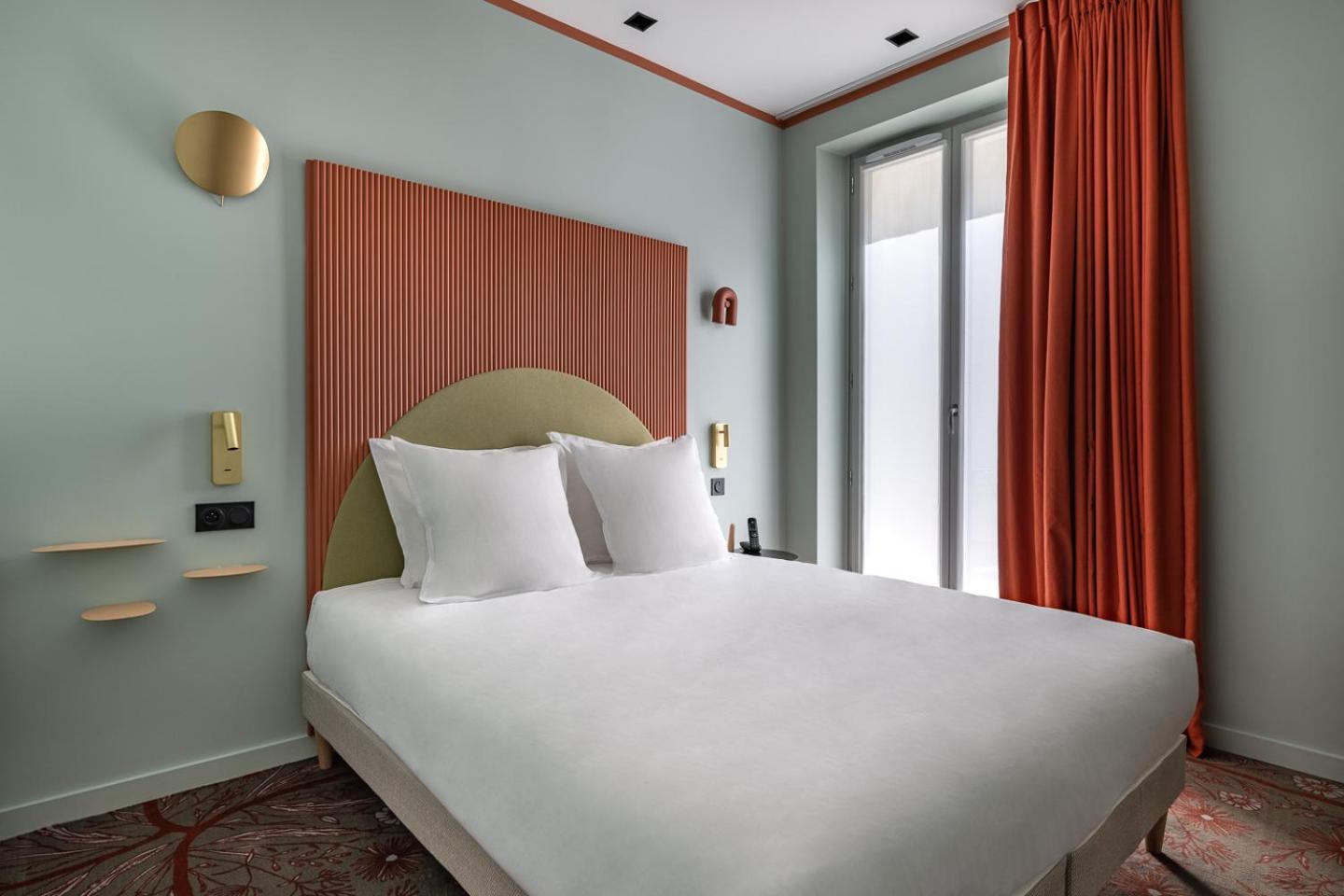 ROOM, SINGLE
