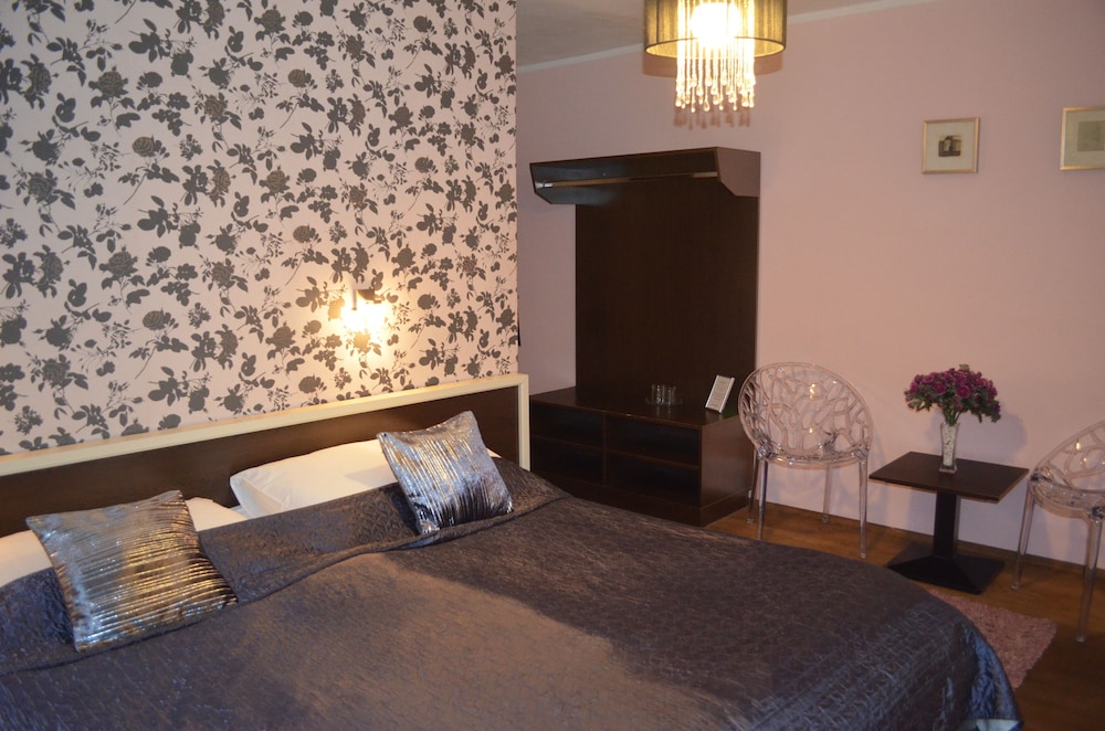 HOTEL PEREGRIN 20/72
