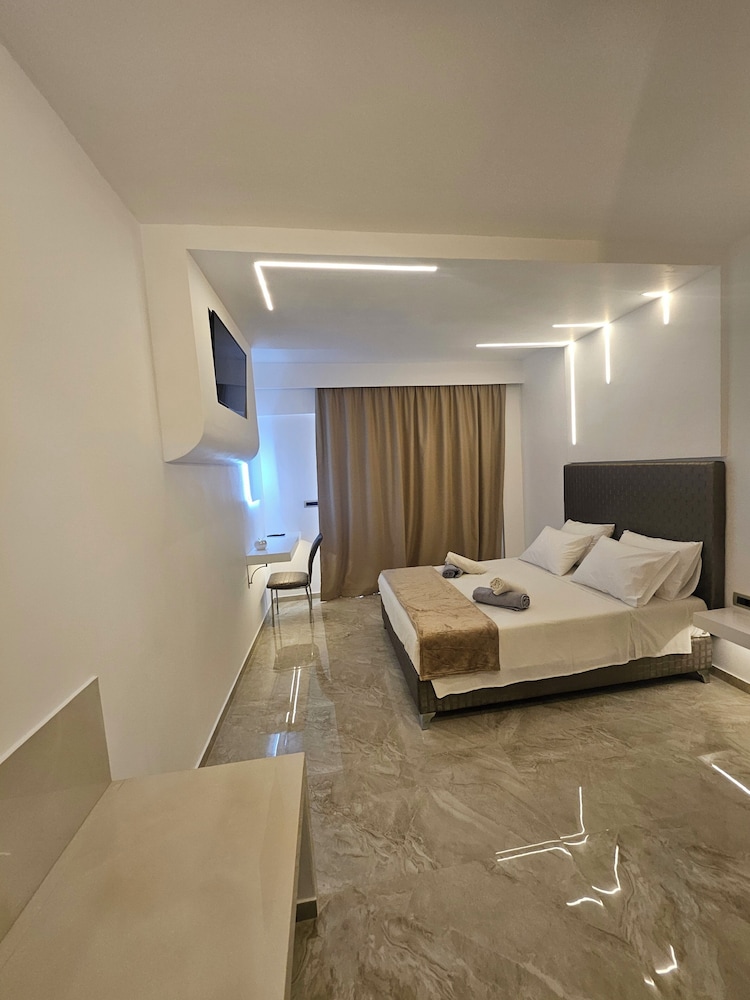 Maroula Blue Studios And Suites 22/70