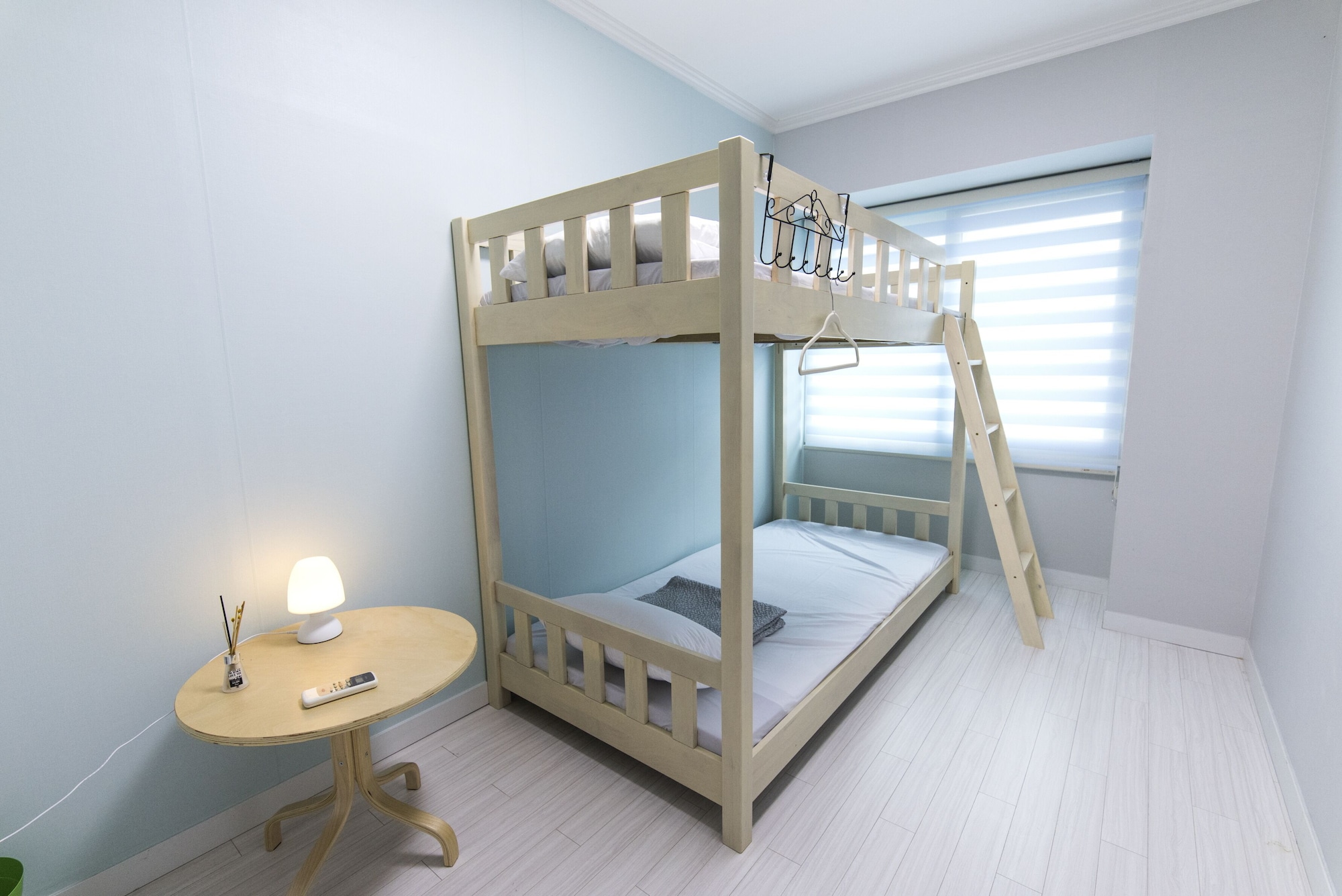 ROOM, TWIN BEDS