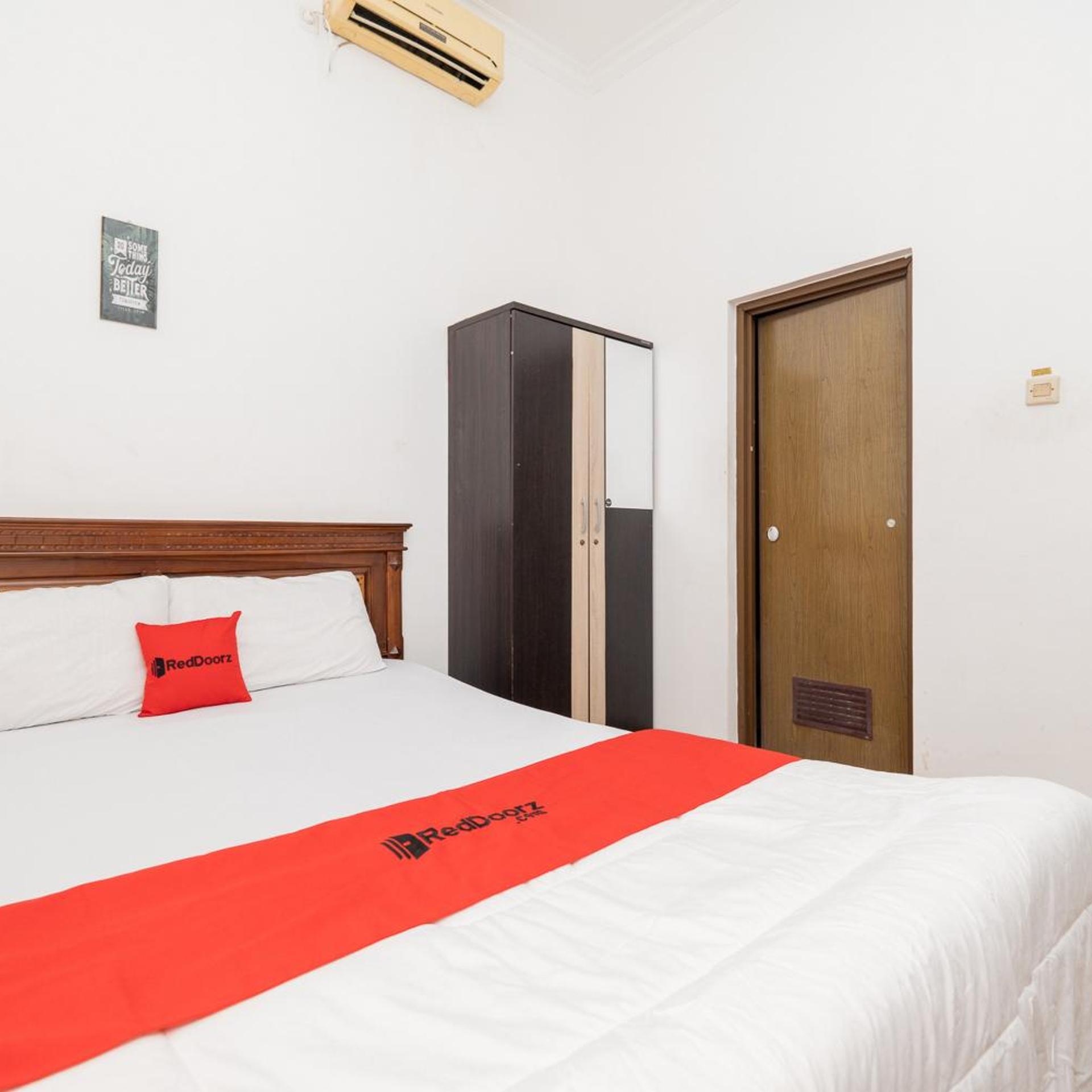 OYO Flagship 90524 Holistay Surabaya New 13/33