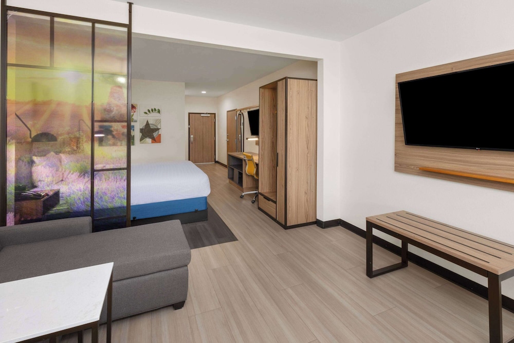 La Quinta Inn & Suites by Wyndham El Paso East Loop-375 8/27