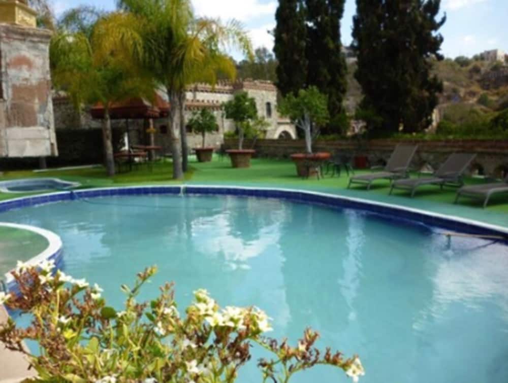 Hotel Castillo Santa Cecilia 68/70