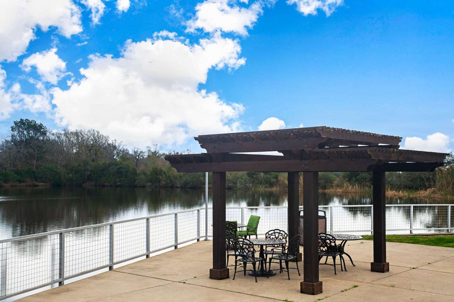 La Quinta Inn & Suites by Wyndham Bridge City 40/44