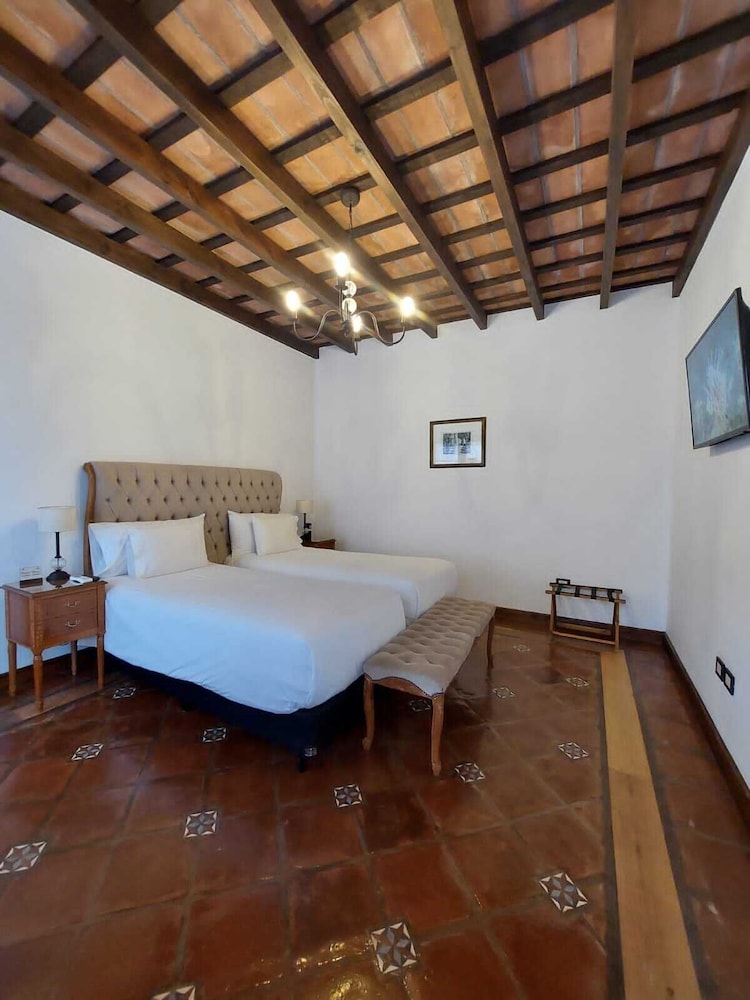 Iraola Hotel Boutique 7/24