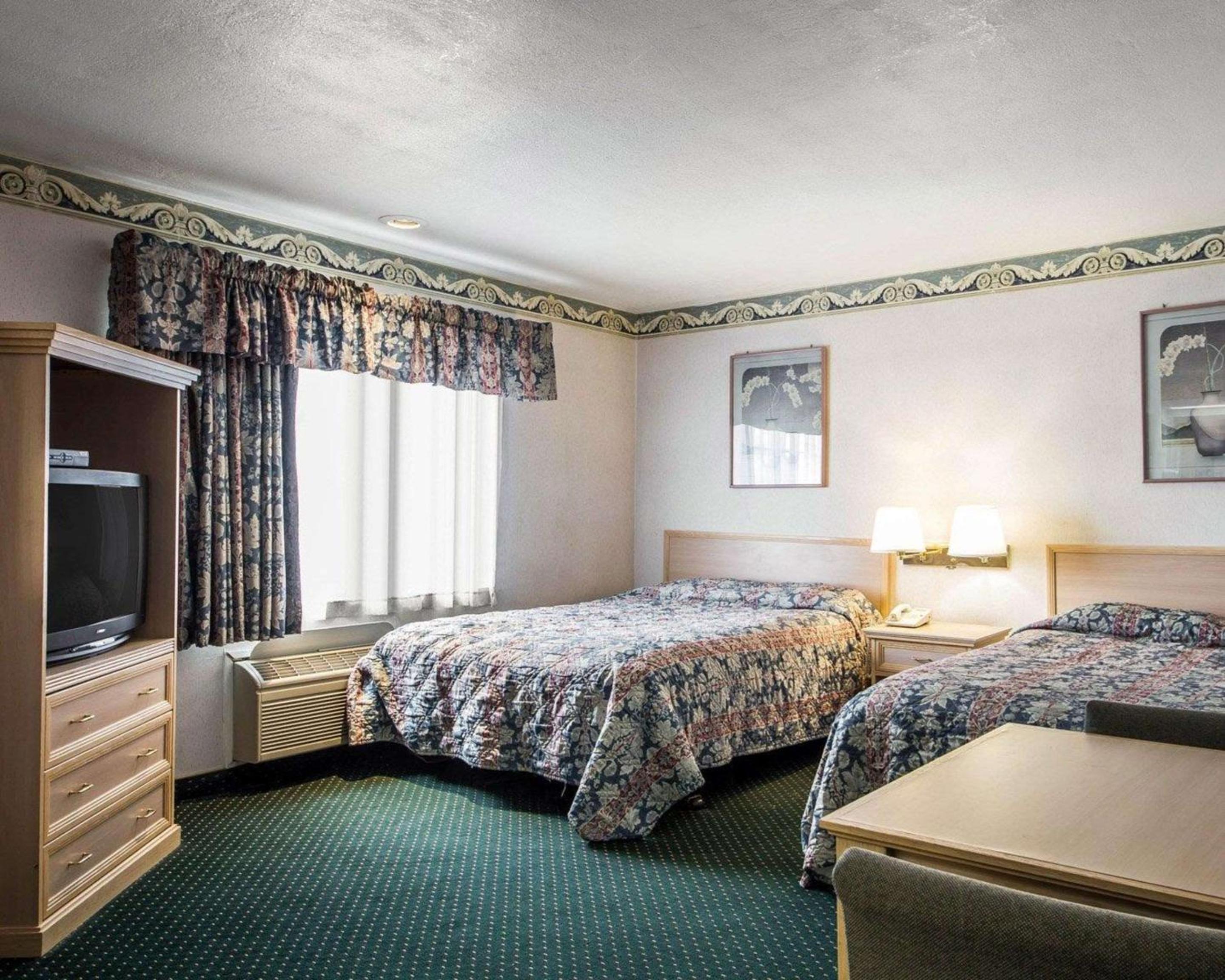 ROOM, QUEEN BED