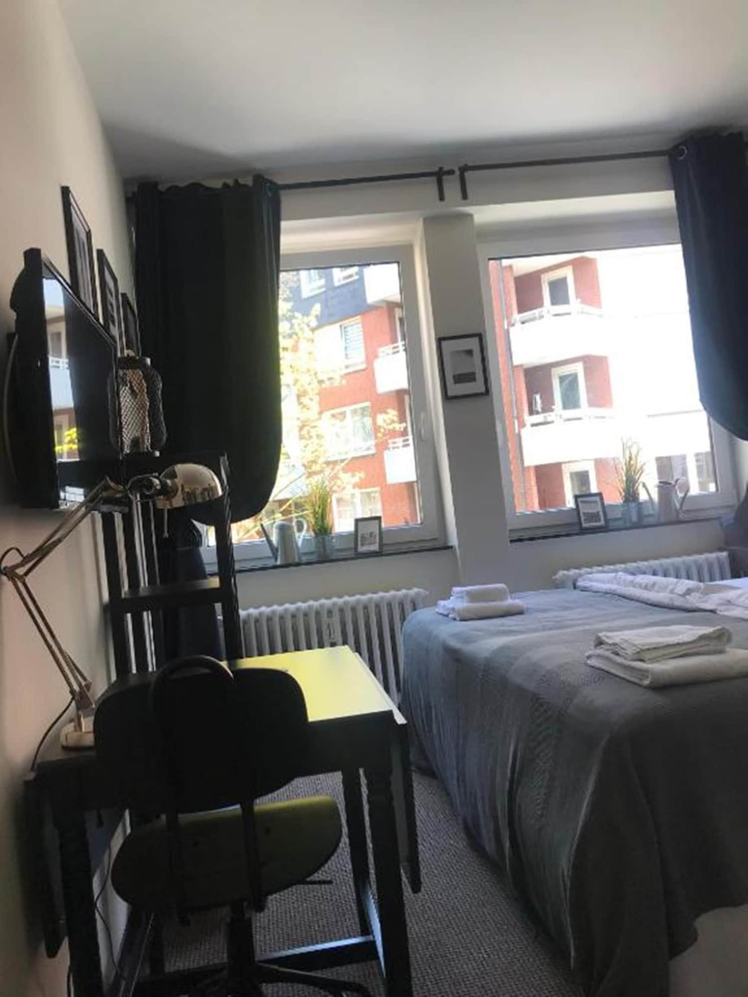ROOM, TRIPLE, SHARED BATHROOM