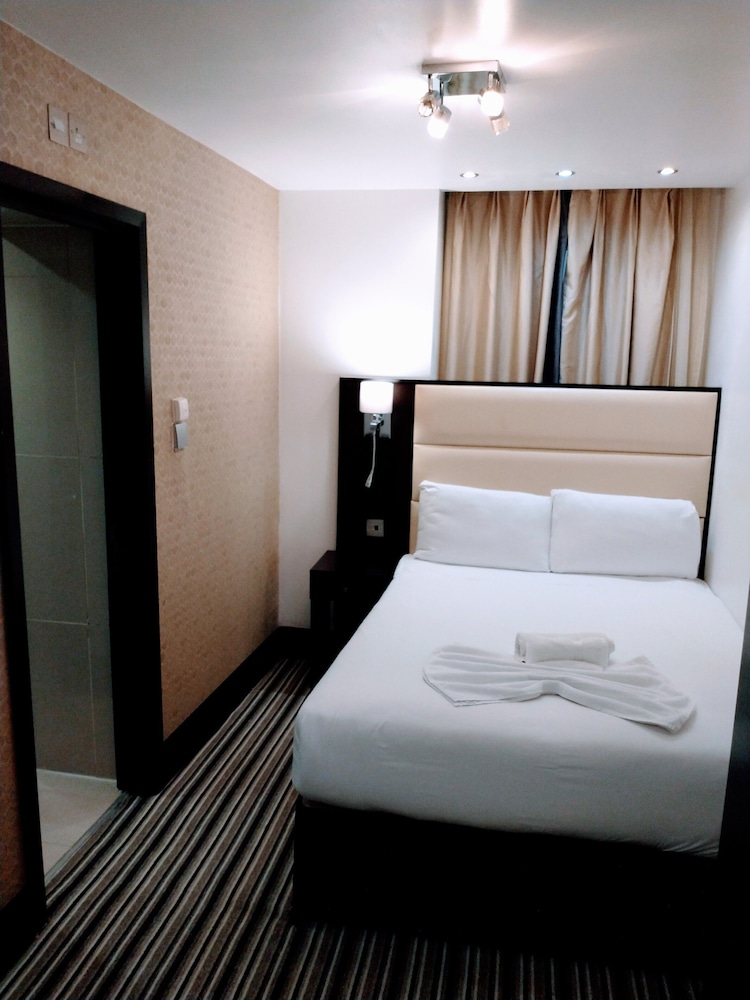 Edward Hotel Paddington 8/65