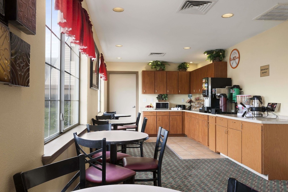 Howard Johnson by Wyndham Grand Prairie Near Lone Star Park 18/20