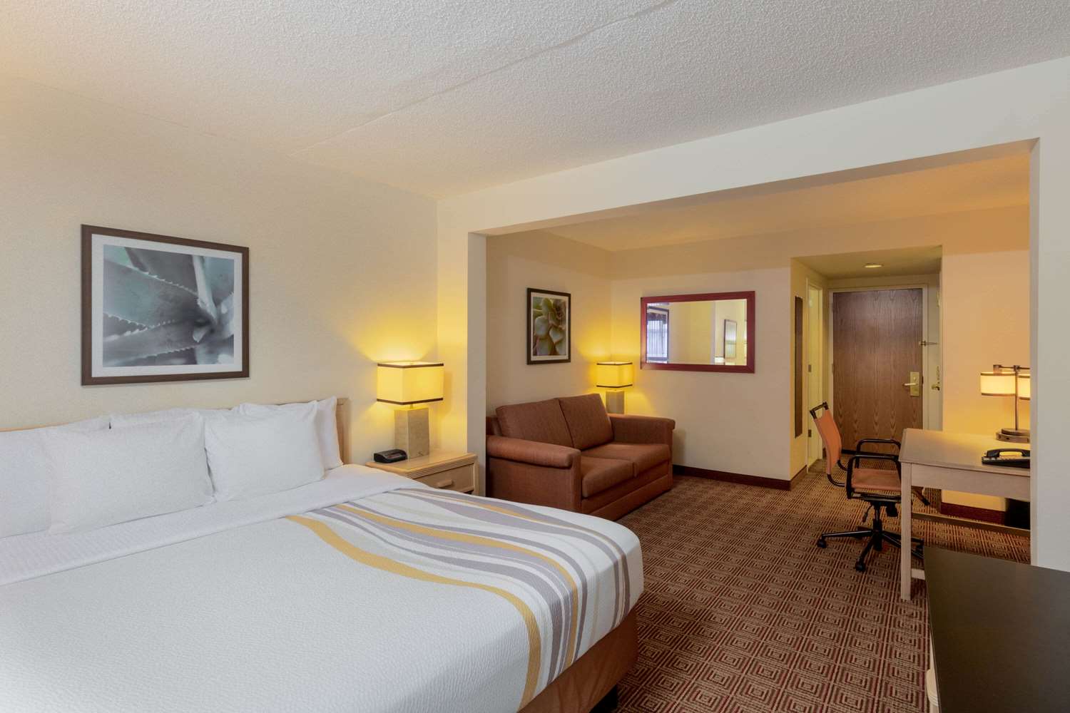 La Quinta Inn & Suites by Wyndham Garden City 8/42