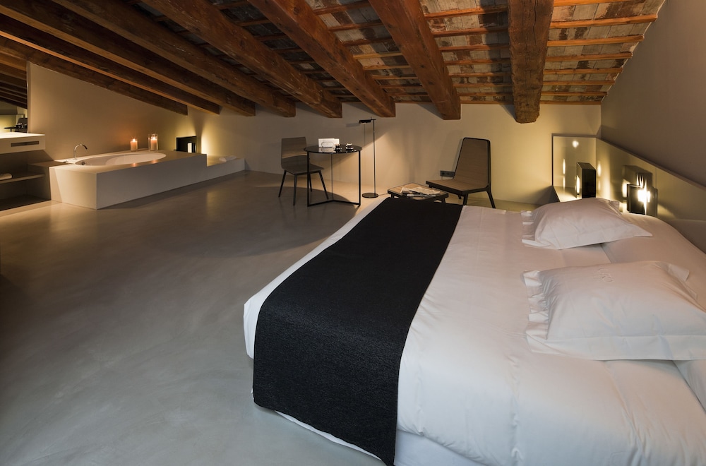 CARO HOTEL 12/71