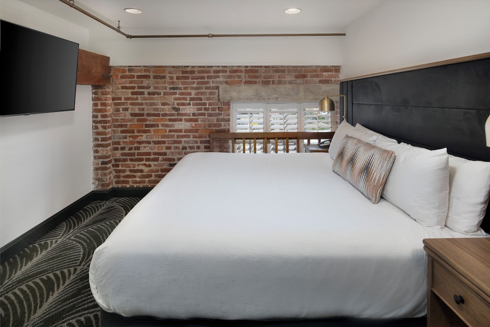 LOFT, SUITE