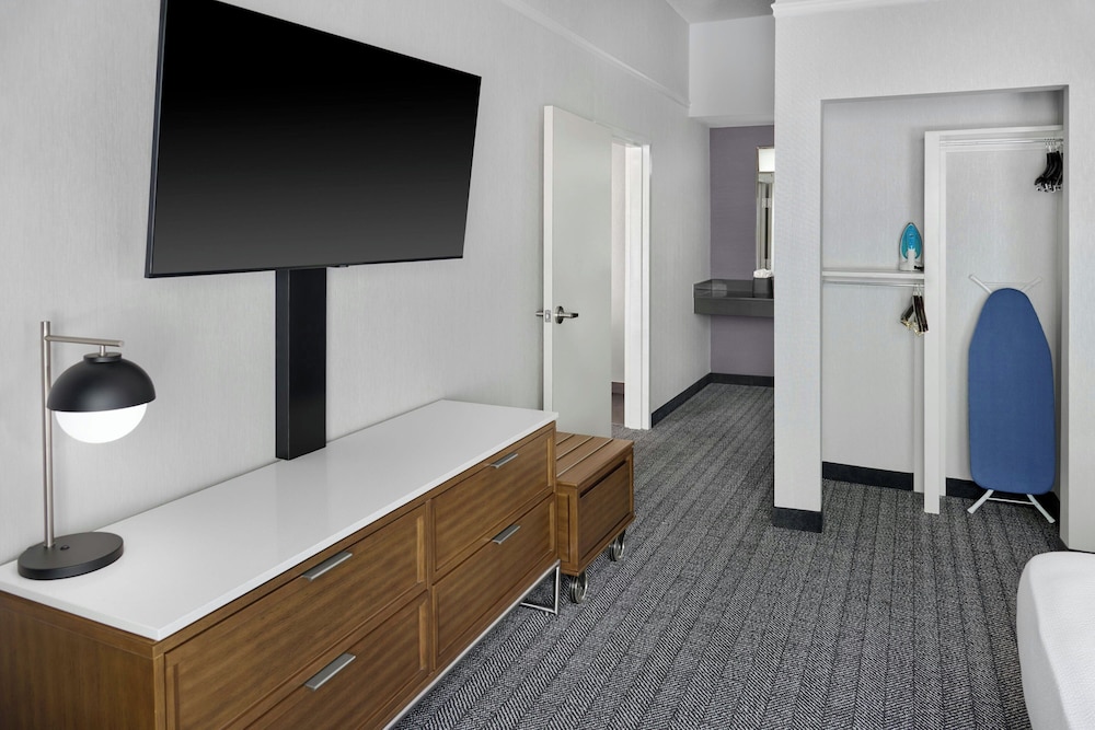 جناح ركني بسرير كينج بغرفة نوم واحدة مع أريكة، Courtyard by Marriott Kansas City Shawnee 3/5