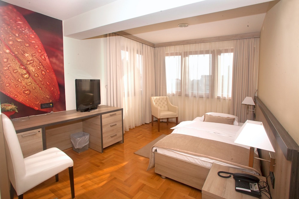 ROOM, SINGLE