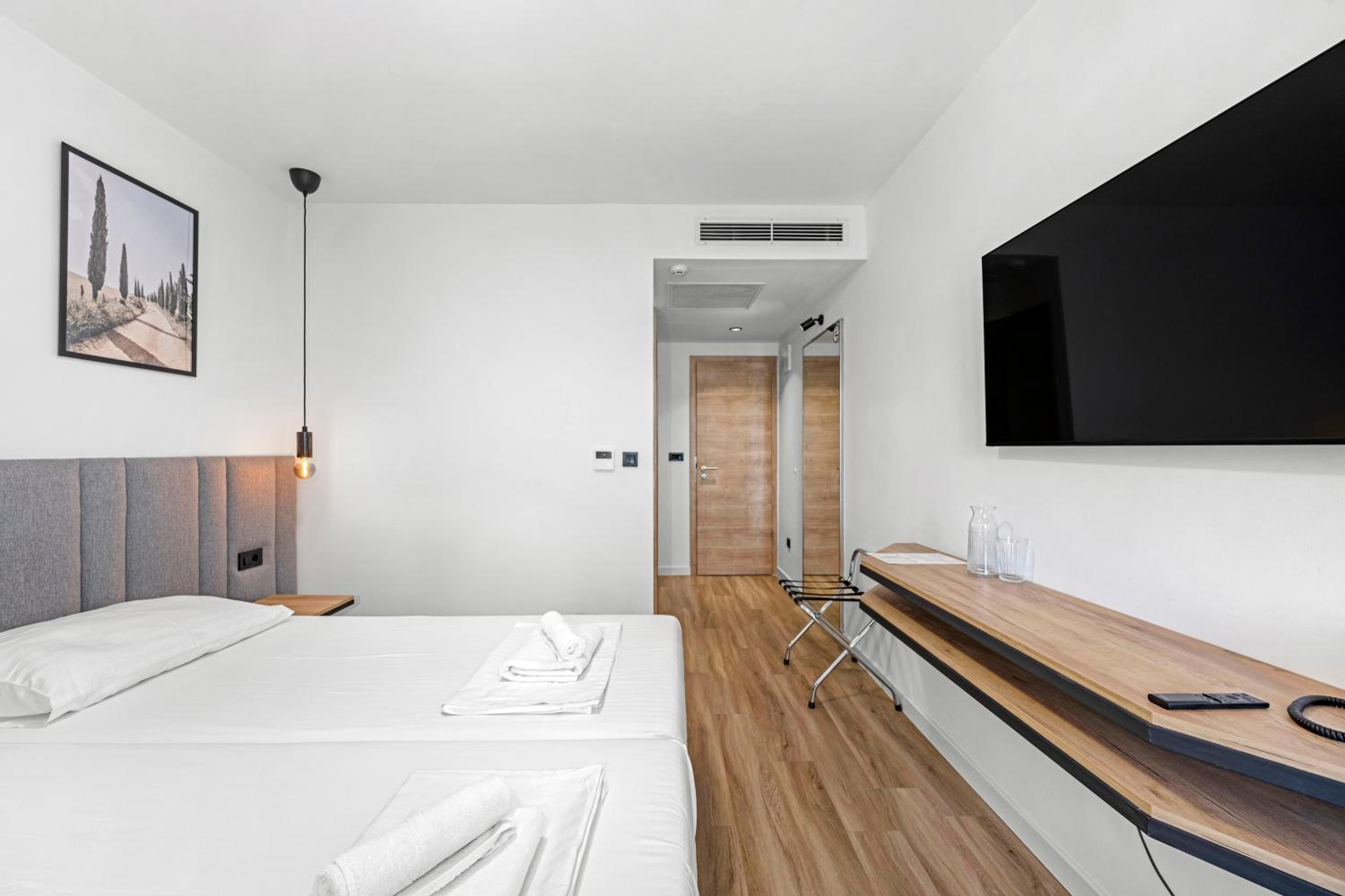 غرفة ديلوكس بسرير مزدوج بإطلالة على البحر بشرفة، Hotel Miran Pirovac 4/10