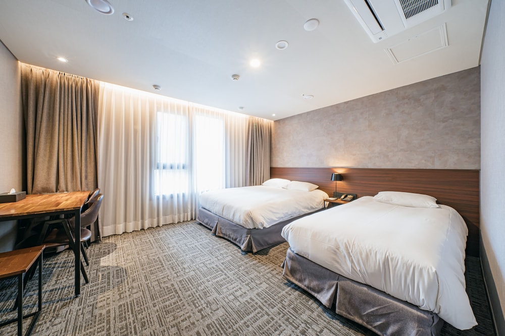 With City Hotel 23/40