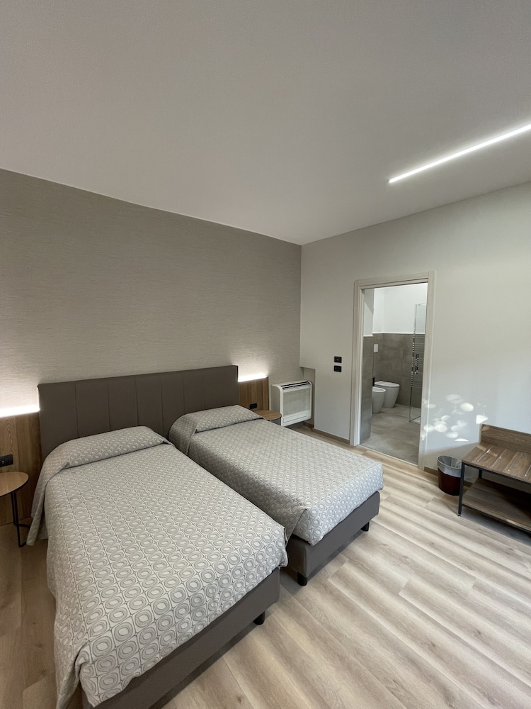 ROOM, TWIN BEDS