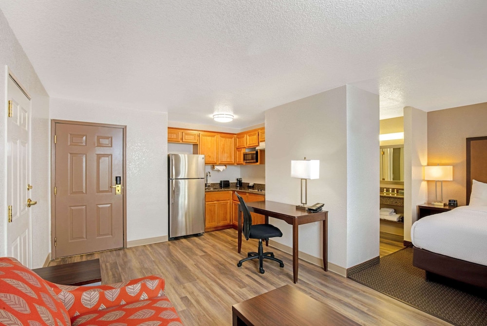 La Quinta Inn & Suites by Wyndham Las Vegas Red Rock 27/42