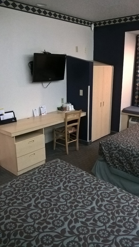 Days Inn & Suites By Wyndham Hutchinson 12/42