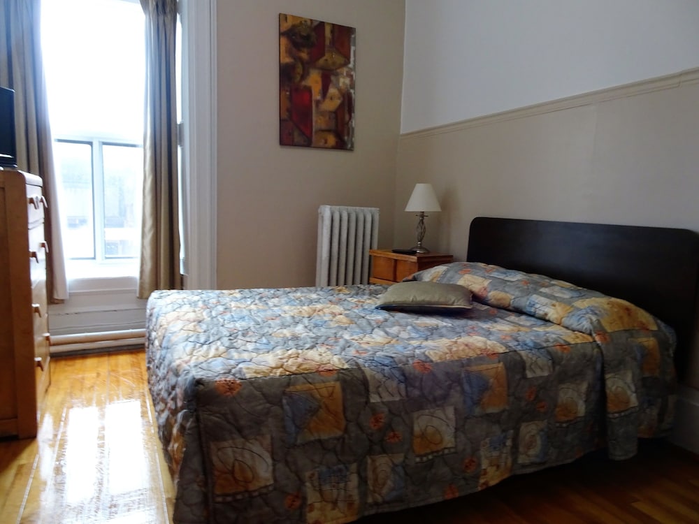 BUDGET, DOUBLE BED, SHARED BATHROOM