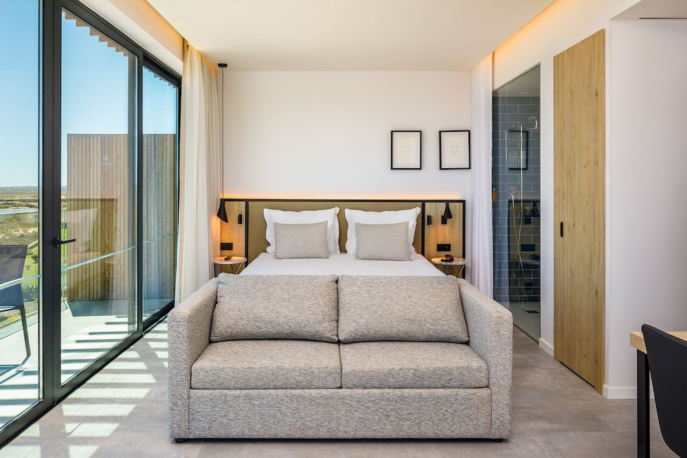 Premium, Twin Beds, Partial Sea View