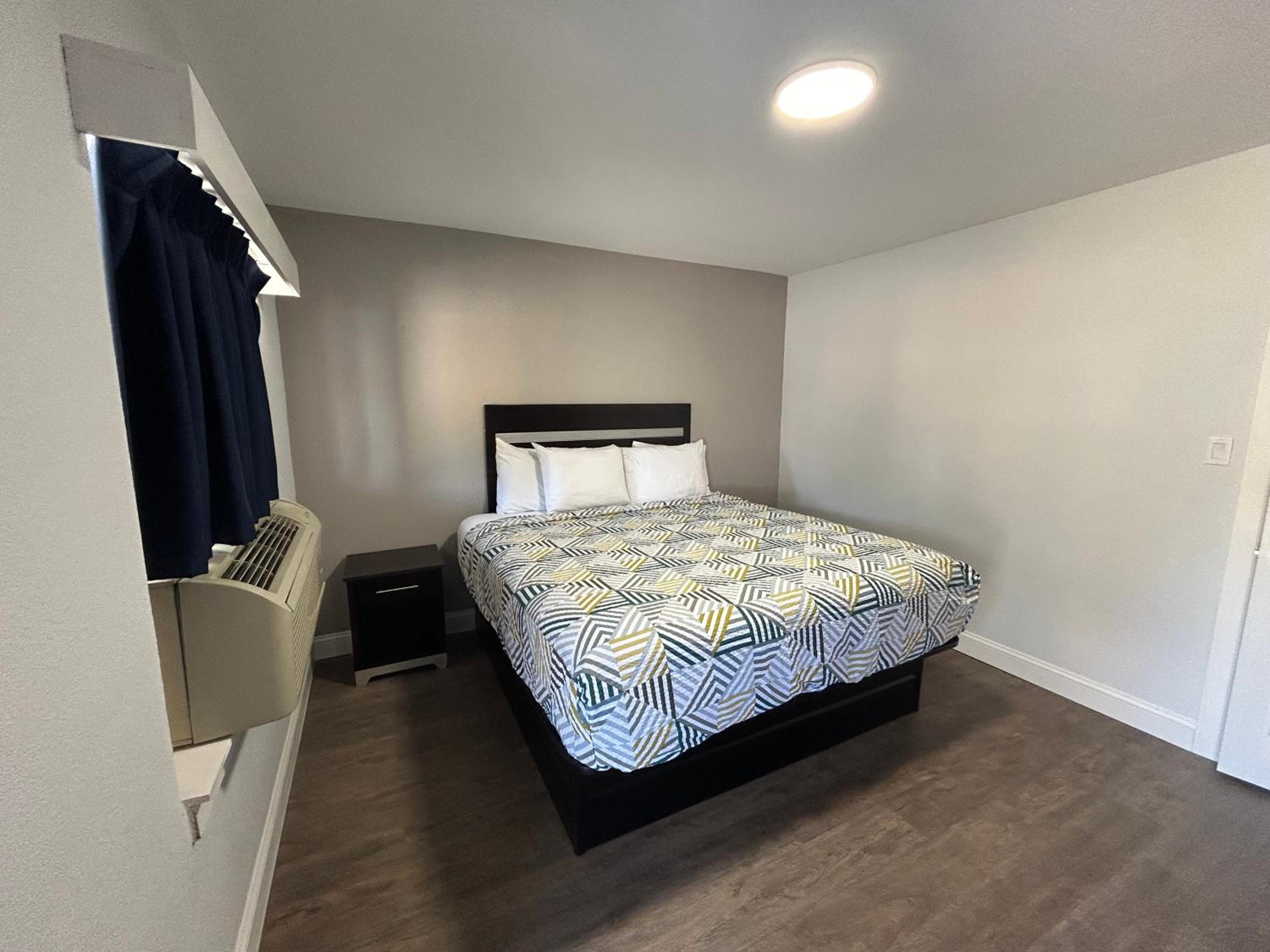 1 King Bed - Non-Smoking, Micfridge, Motel6 Ponca City, OK 5/10