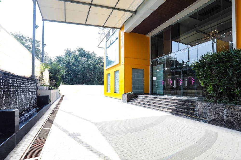 Regenta Suites Element One 45/50