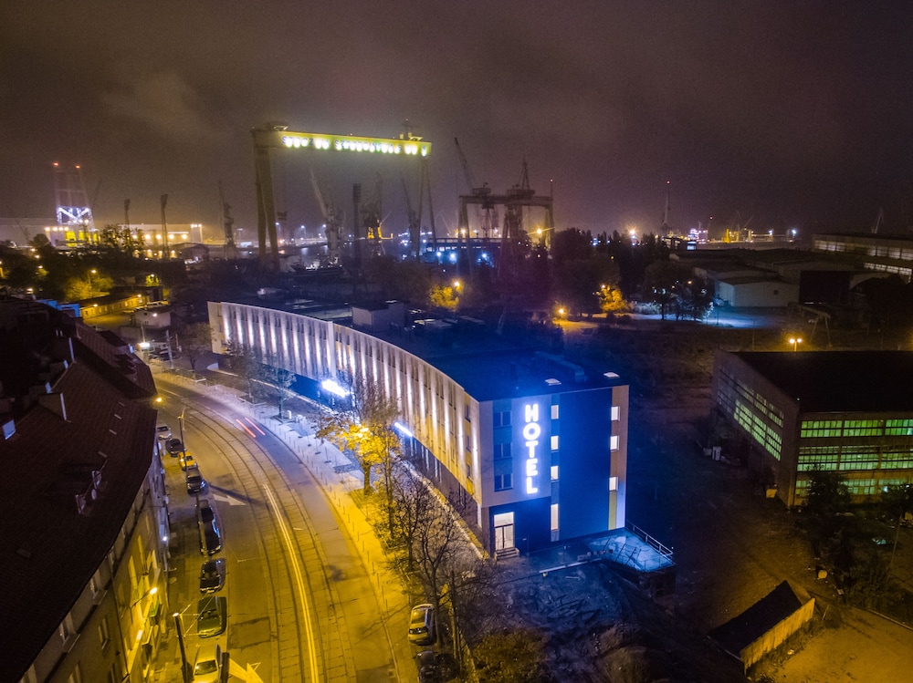 Vulcan Hotel 33/38