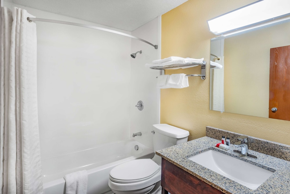 Room, 2 Double Beds, Super 8 By Wyndham Waynesburg 2/2