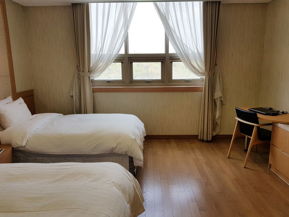STANDARD, TWIN BEDS, CITY VIEW