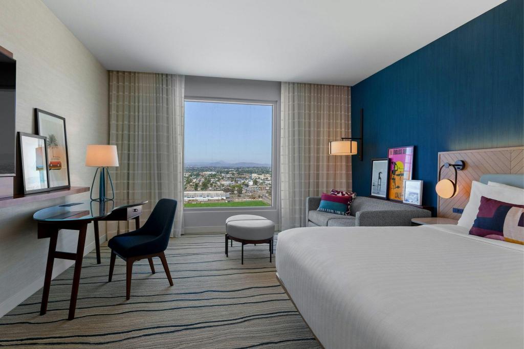 غرفة بسرير كينج بإطلالة مع أريكة، Gaylord Pacific Resort & Convention Center 5/6
