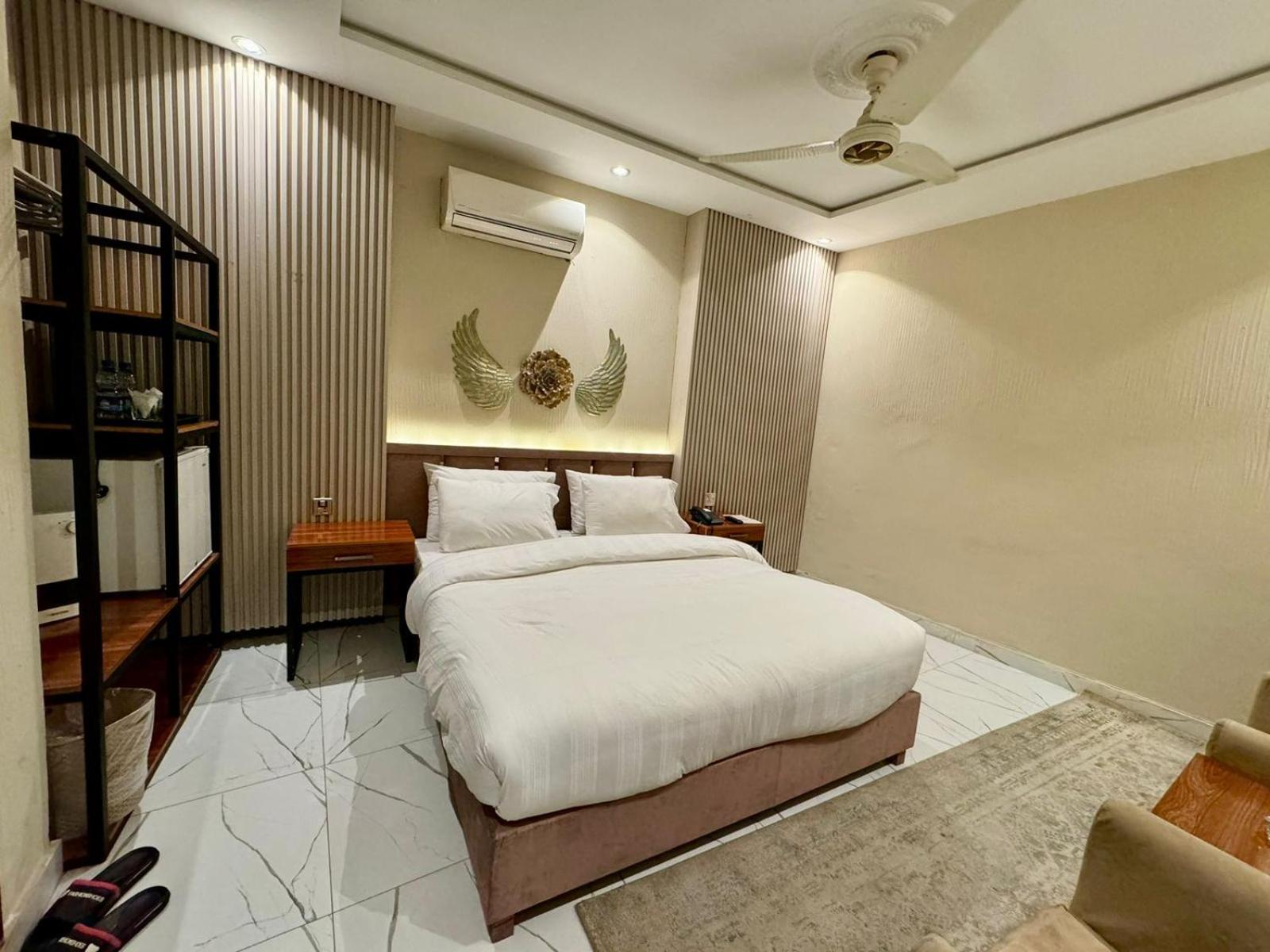 Shelton Boulevard Hotel 13/20