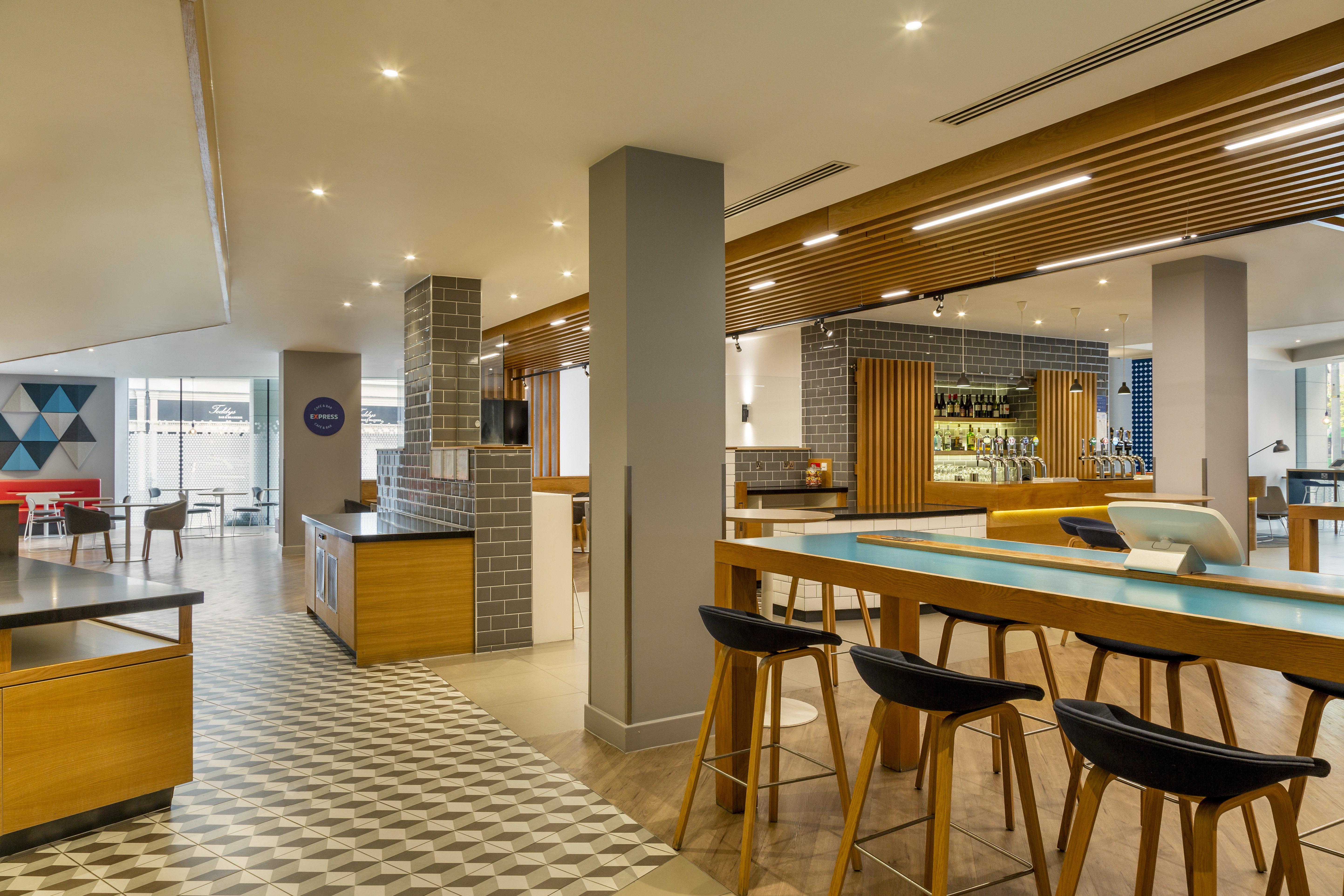 HOLIDAY INN EXPRESS DUBLIN CITY CENTRE 54/71