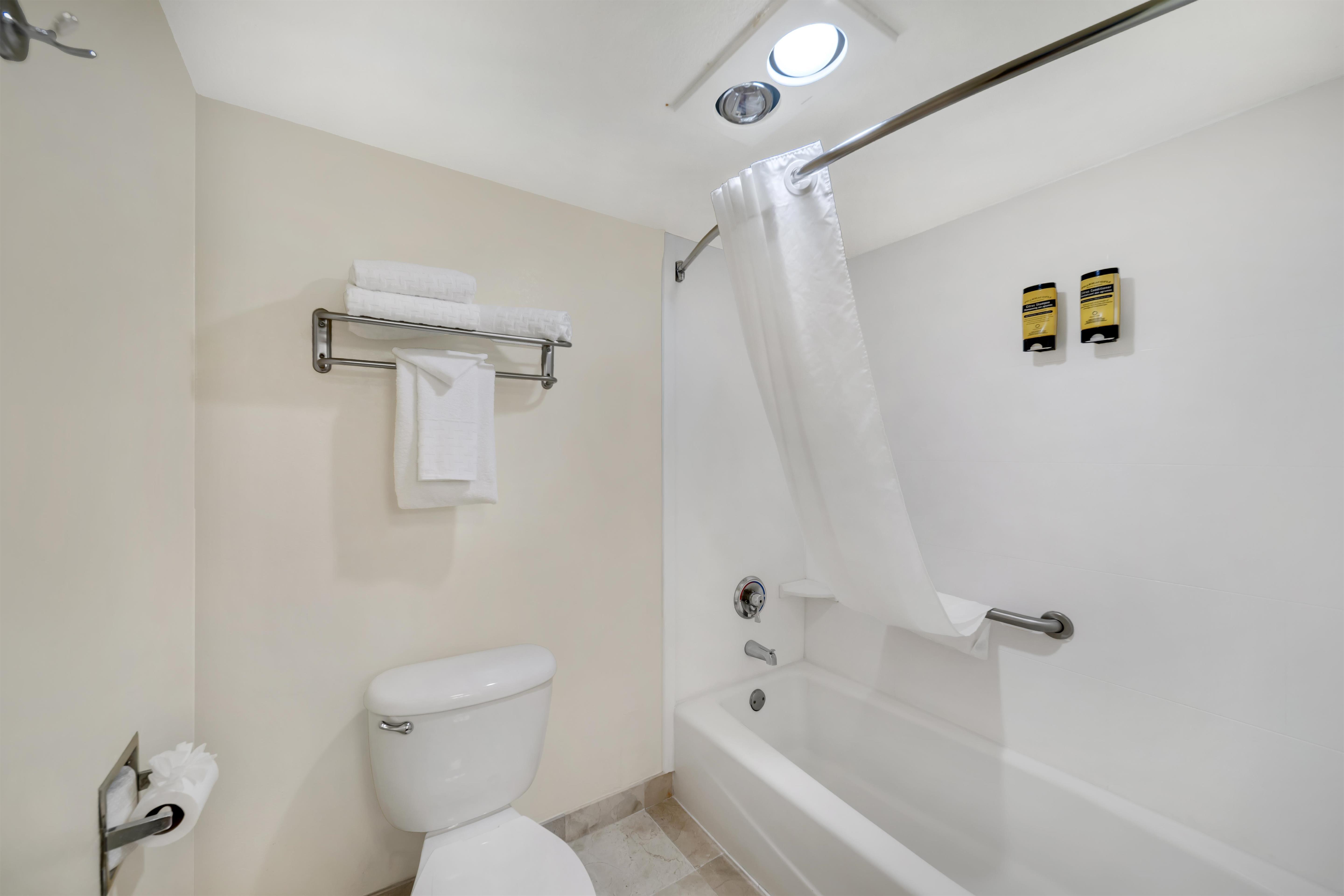 غرفة داخلية بسريرين كوين بشرفة، Best Western Plus Northwoods Inn 6/6