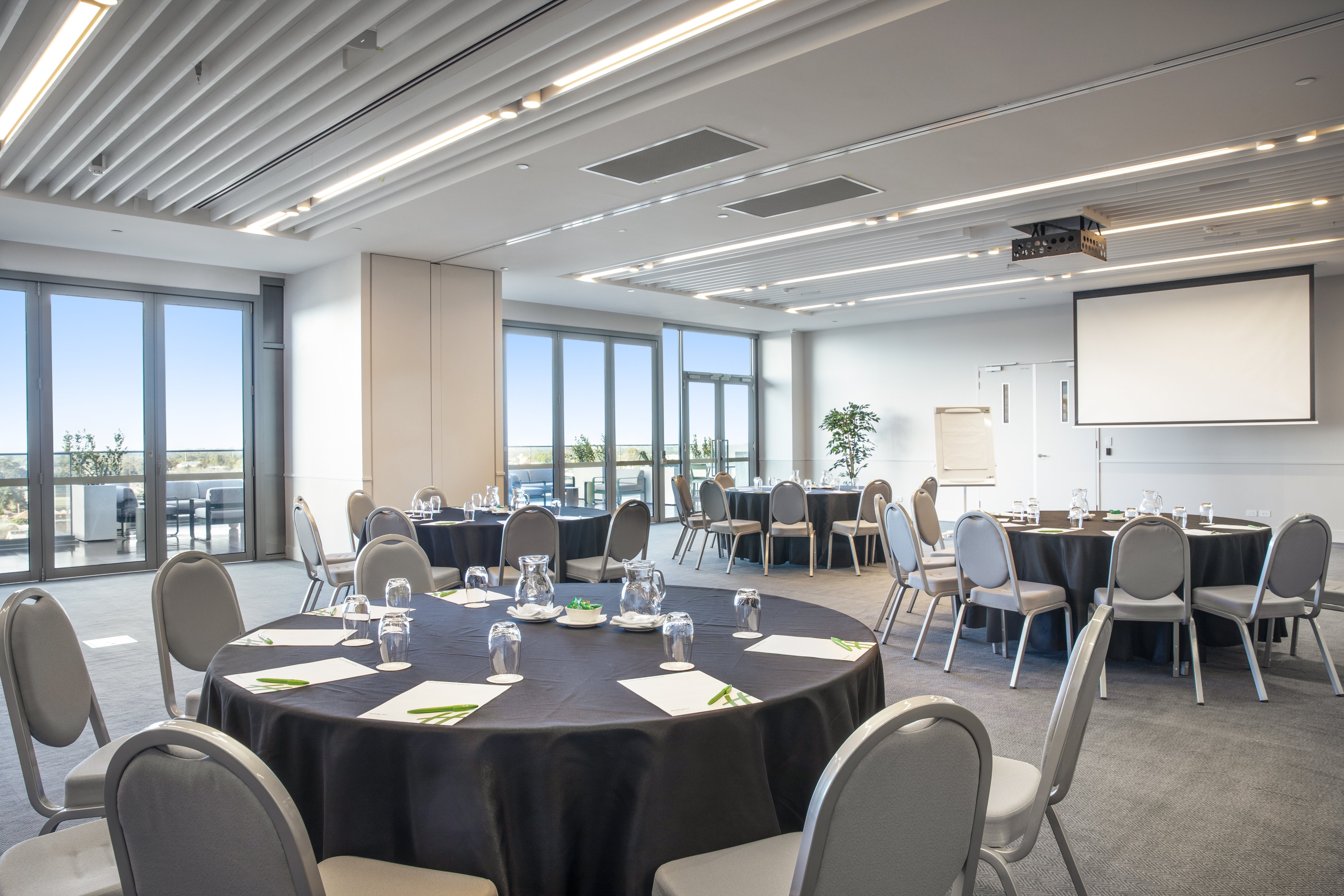HOLIDAY INN WERRIBEE 63/75