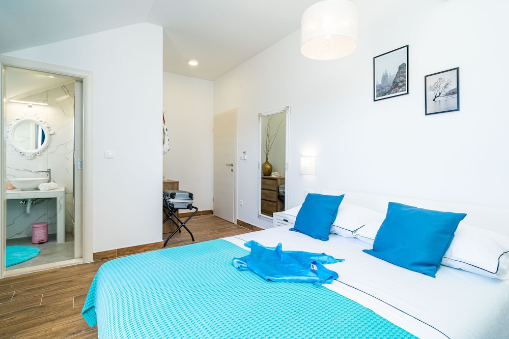 Jele Rooms 18/50