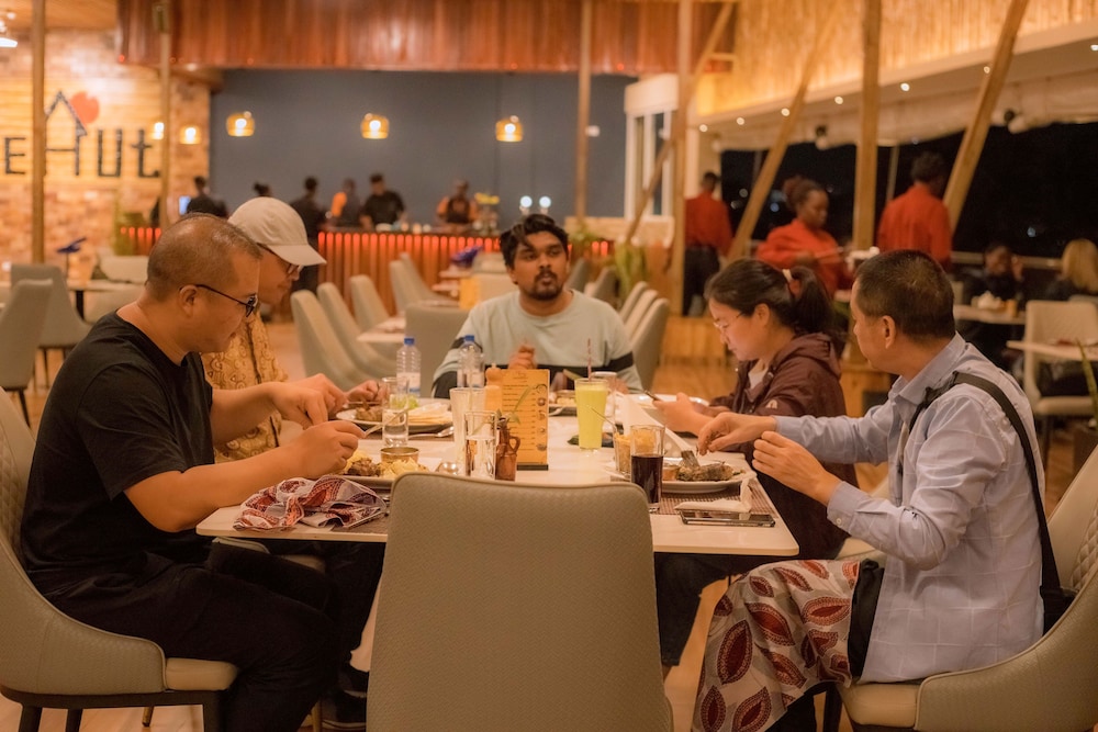 The Hut Restaurant & Boutique Hotel 43/55