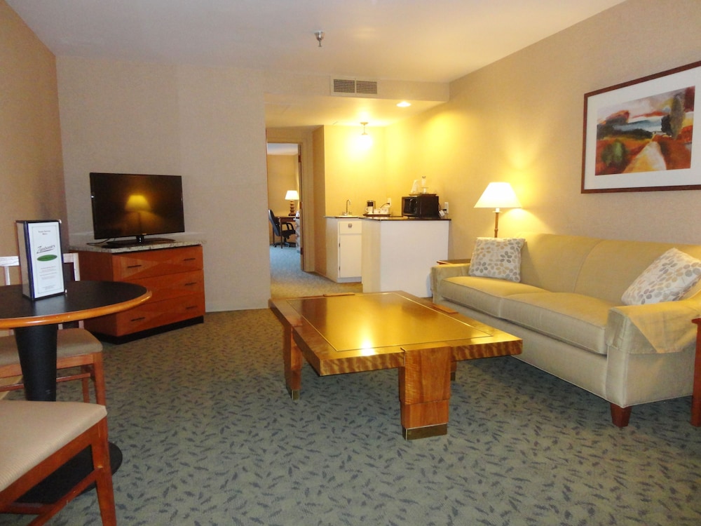 Hampton Inn Glendale Milwaukee, WI 25/42