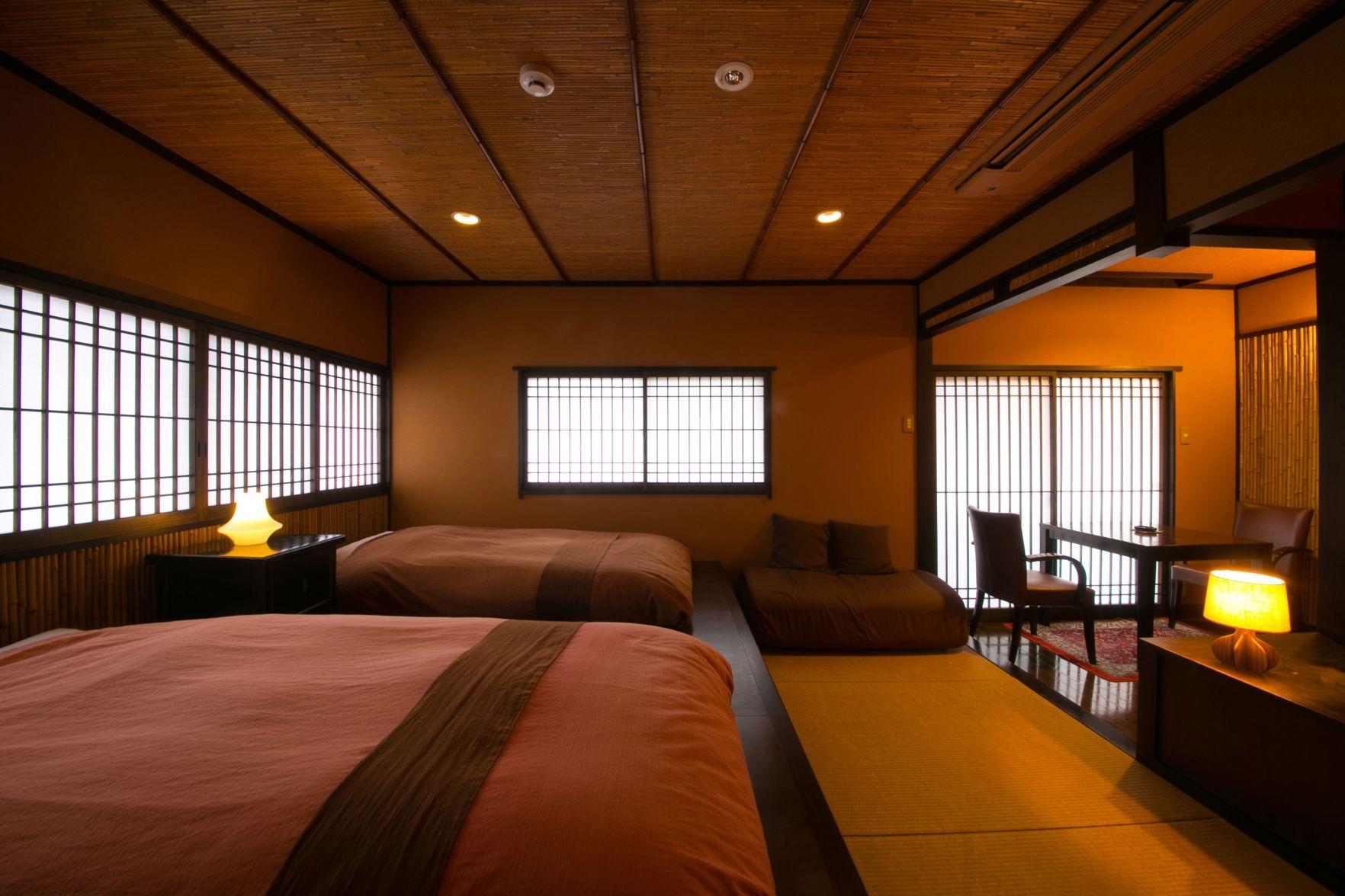 ROOM, TWIN BEDS