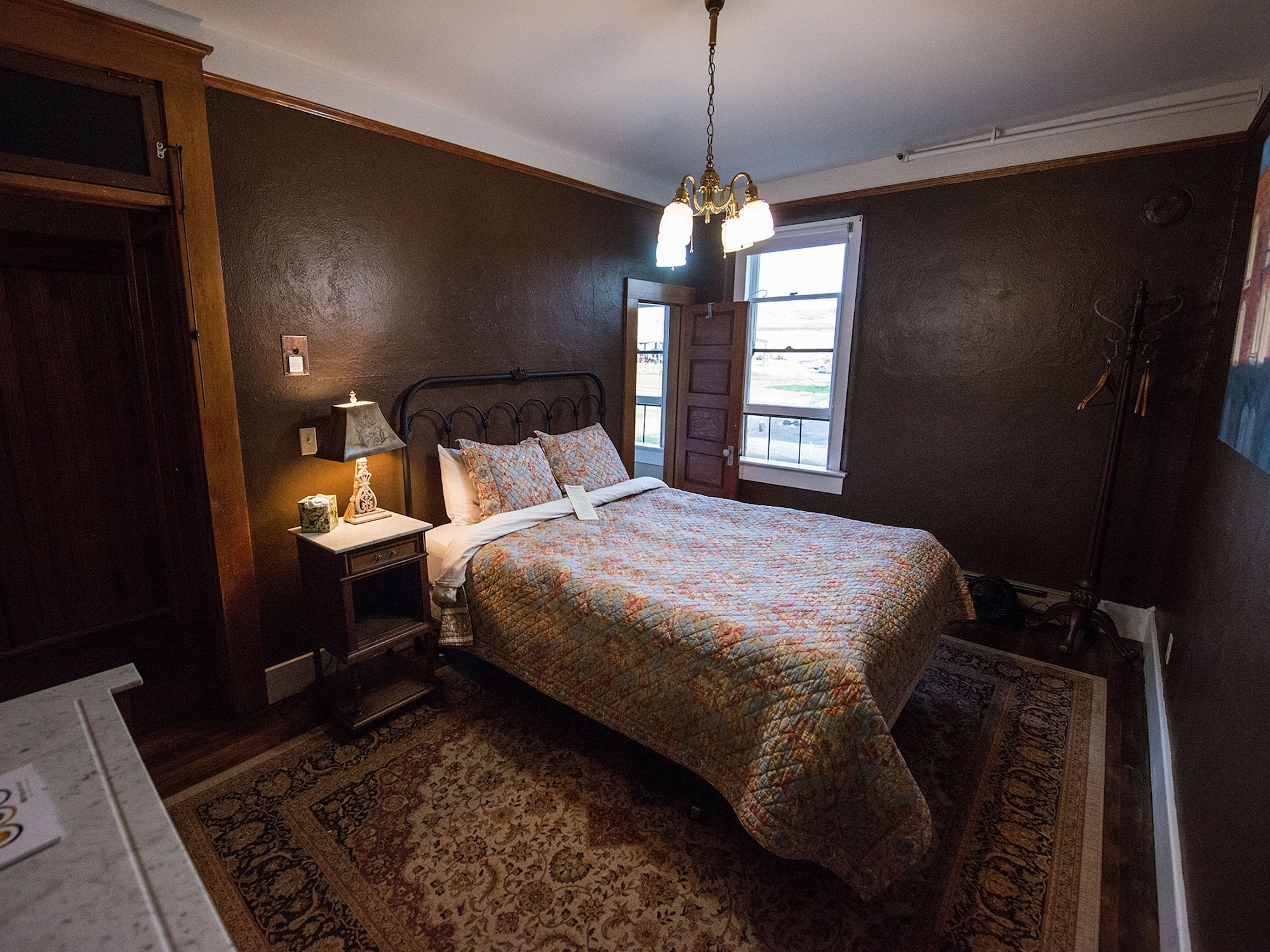 Signature, Queen Bed, Private Bathroom