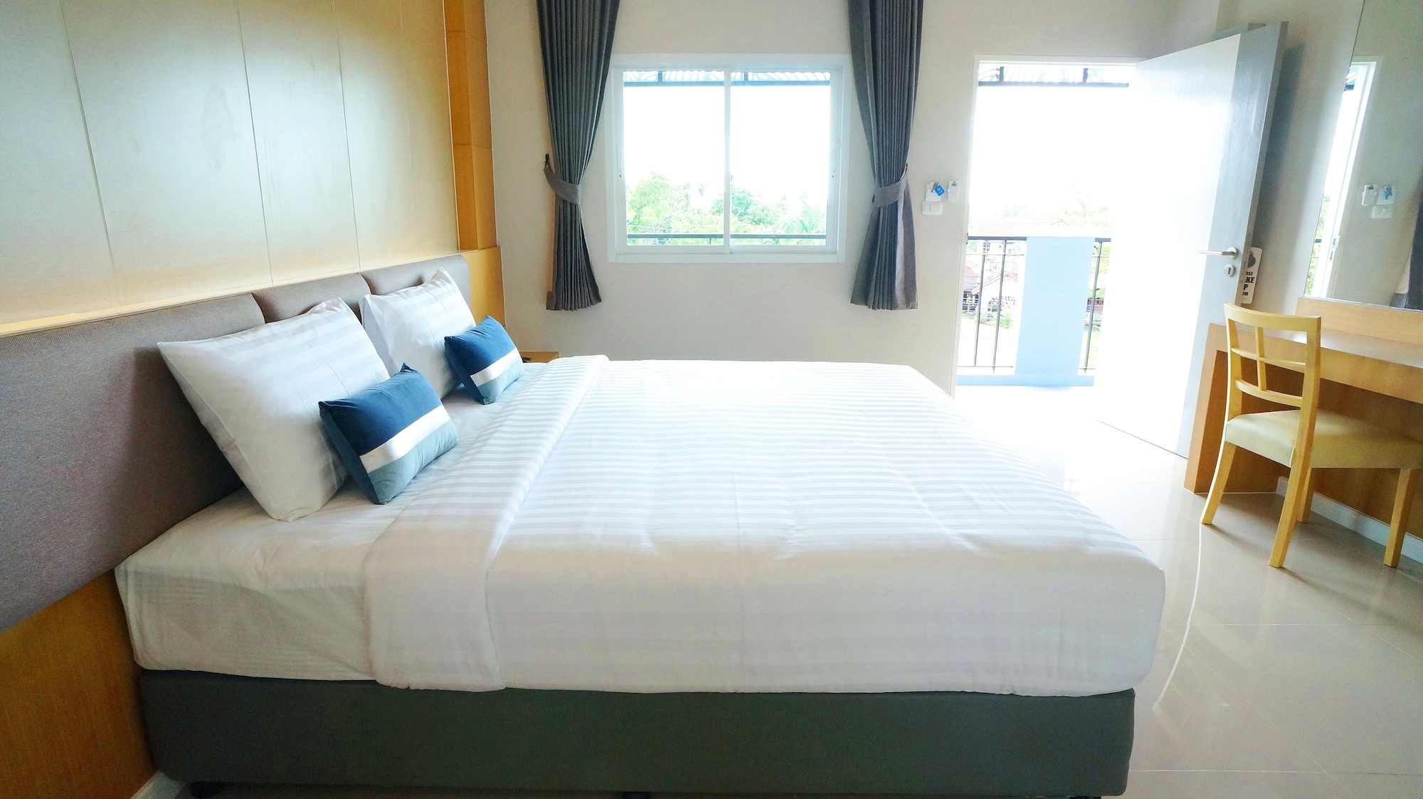 DELUXE, DOUBLE BED