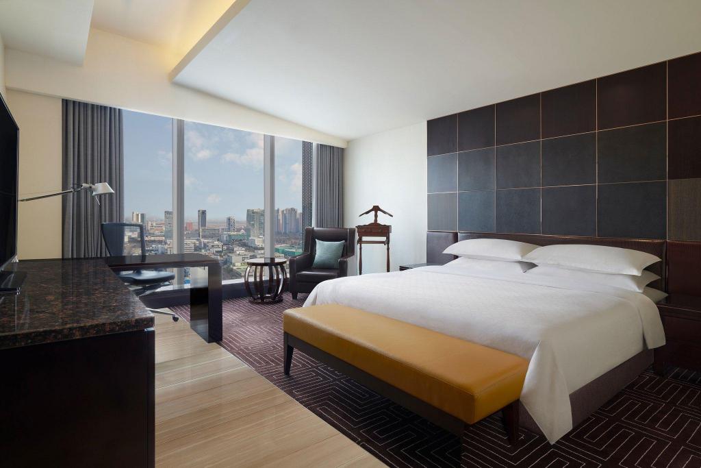 1 Bedroom, Ambassador, Suite, King Bed, City View, Club Lounge Access