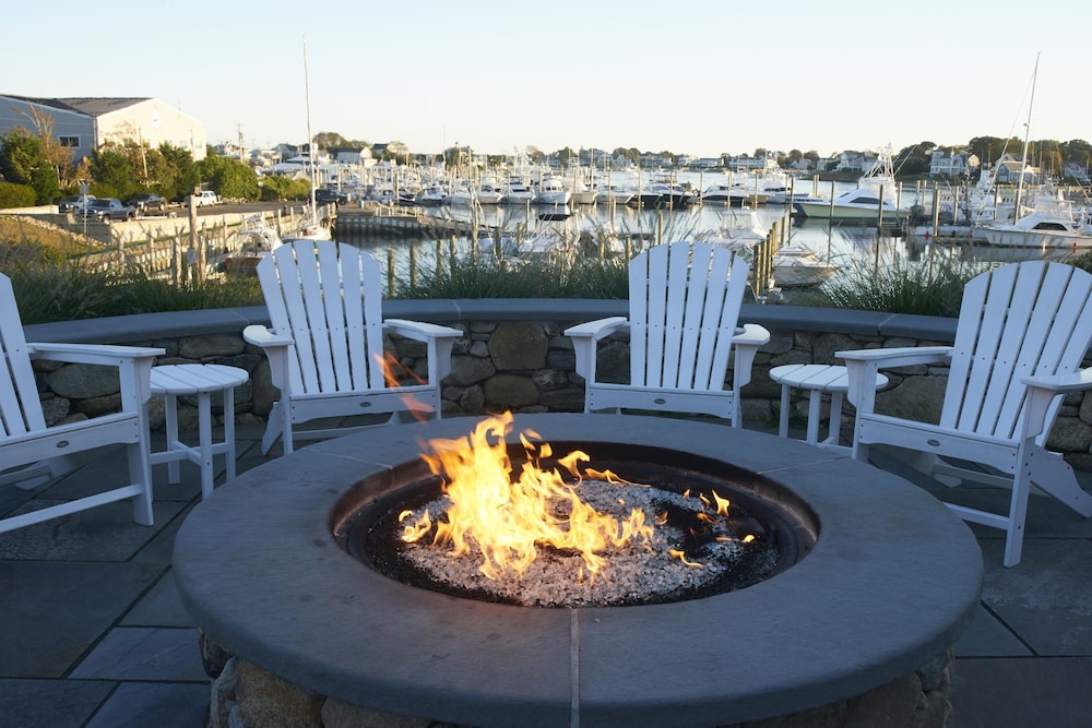 Anchor In Distinctive Waterfront Lodging 40/65