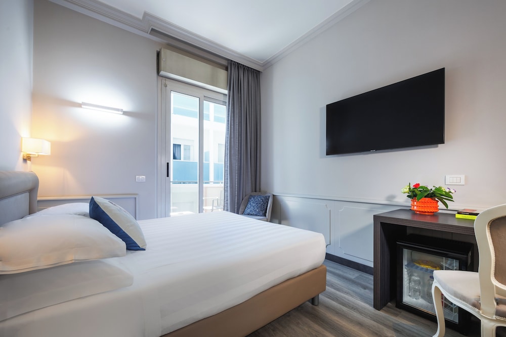 Business, Queen Bed, Balcony