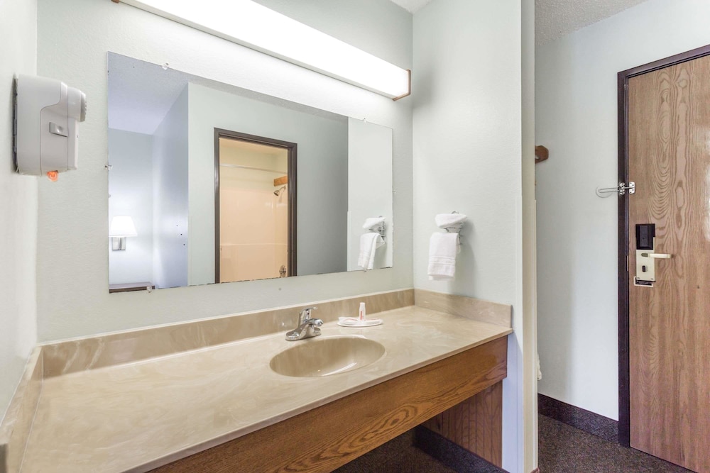 Super 8 by Wyndham Gallipolis Pt Pleasant Area 7/21