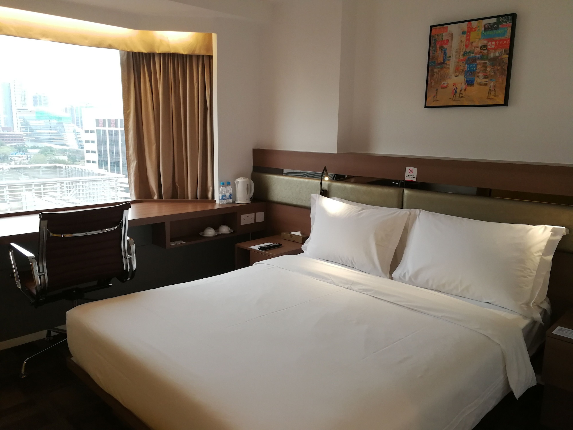 PLUS, DELUXE, QUEEN BED
