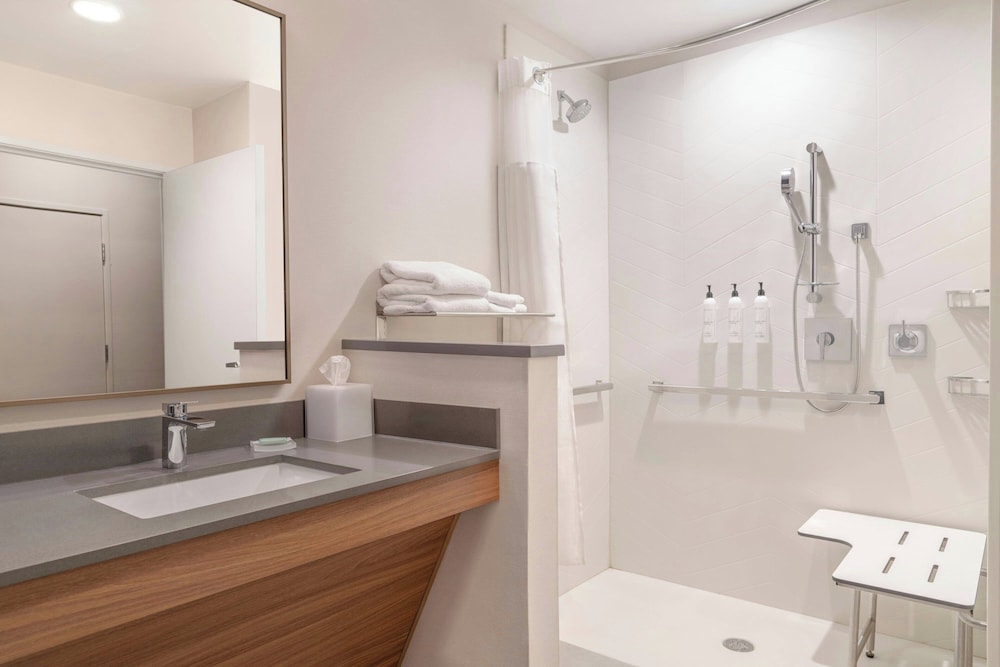 Fairfield Inn & Suites by Marriott Detroit Taylor 34/36