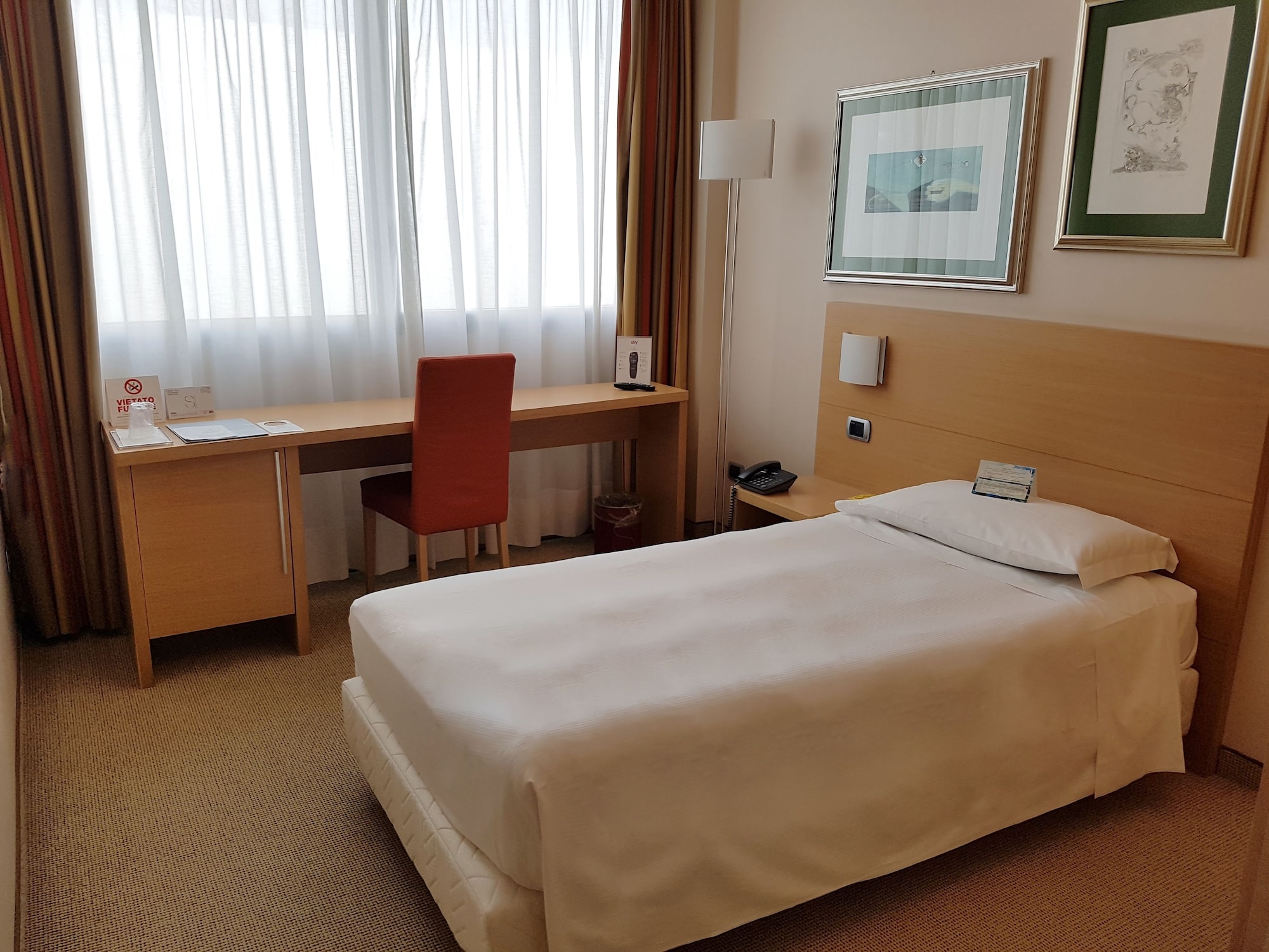 ROOM, TWIN BEDS