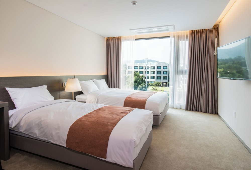 FAMILY, TWIN BEDS